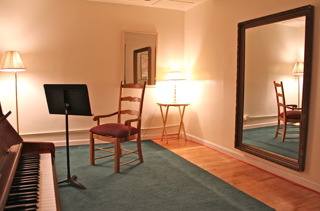 Studio 6 - 11 X 16 - $21/HR